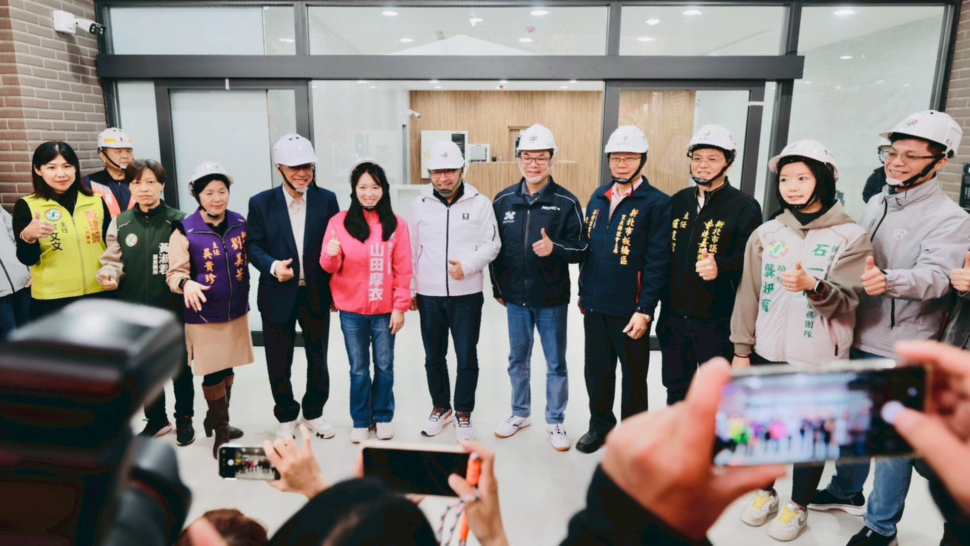 ▲新北市板橋江翠段青年社會住宅新建統包工程民意代表合影。(圖片來源:新北市政府城鄉局)