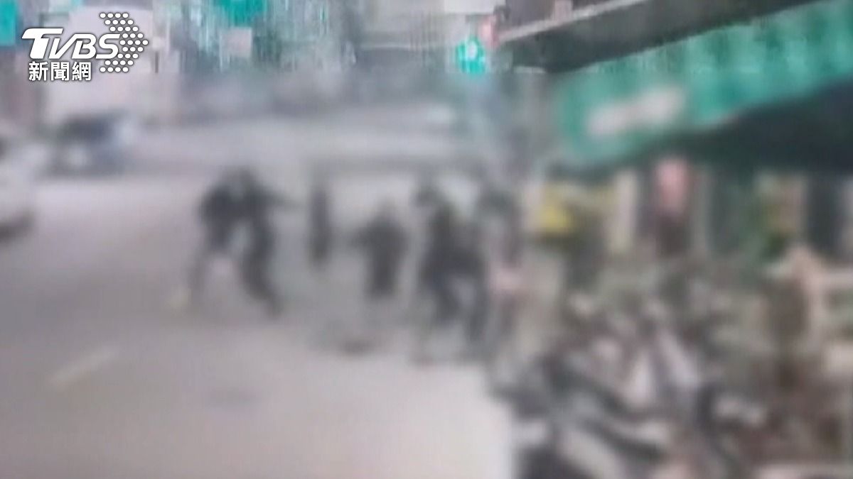 洪姓男子不滿妻子遭人積欠債務，夥同5名同夥持棍棒前往討債。（圖／TVBS）