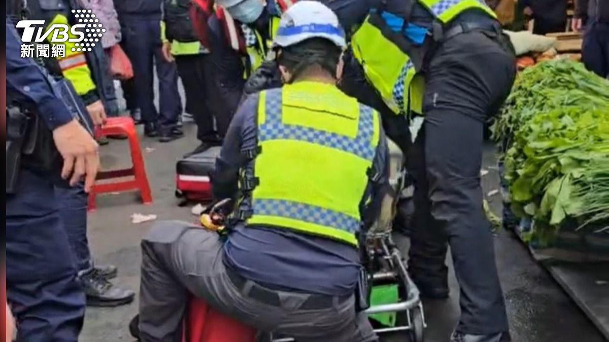 苗栗恐怖砍人!40歲男持刀闖南苗市場 警頭遭刺開槍釀3傷