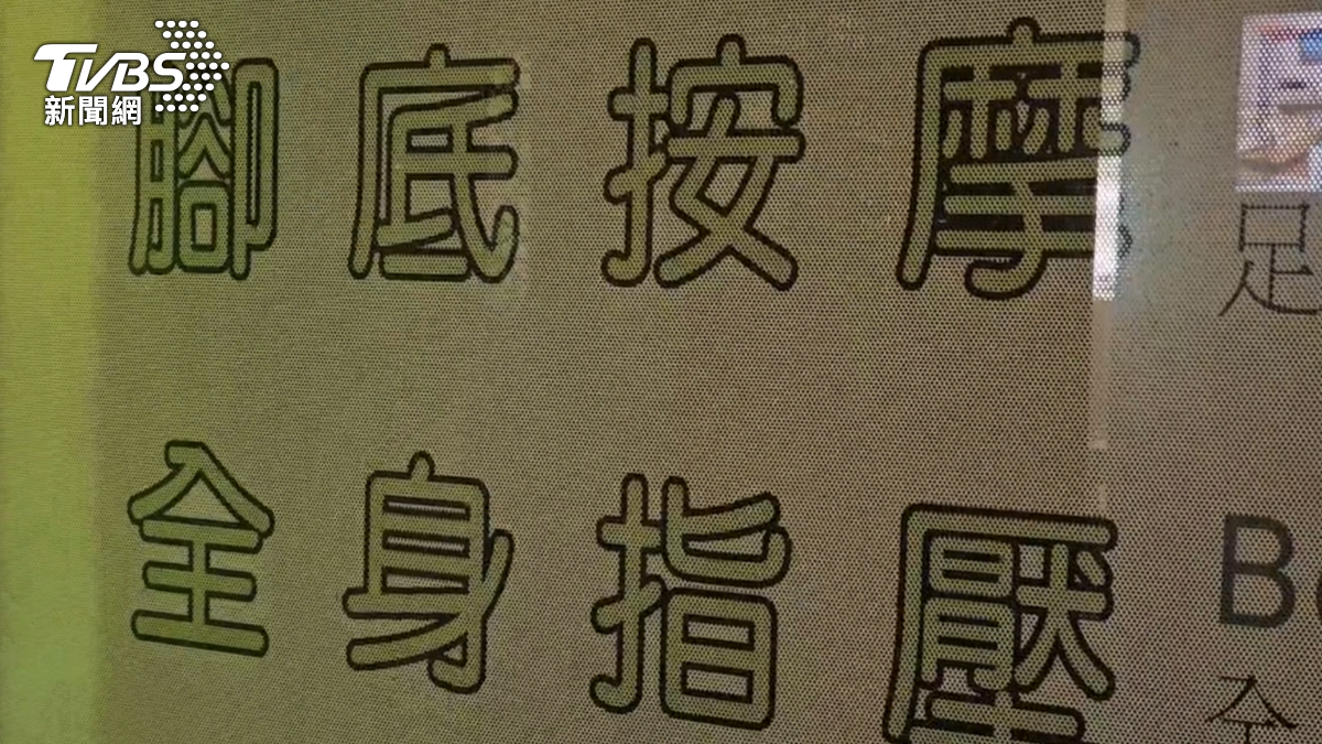 陳男兼職主要負責修腳皮的工作。(圖/TVBS)