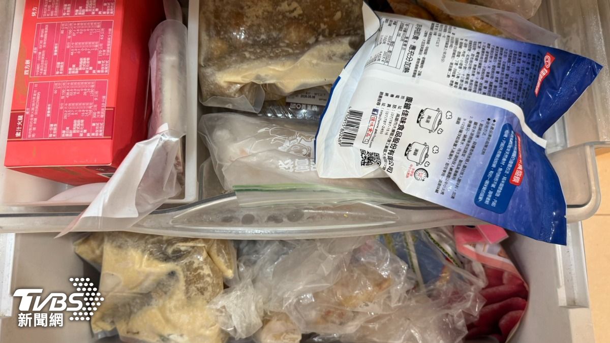 冷凍庫冰箱早已過期的食品趕緊丟掉，才能迎接好運。(圖／林雅婷攝)