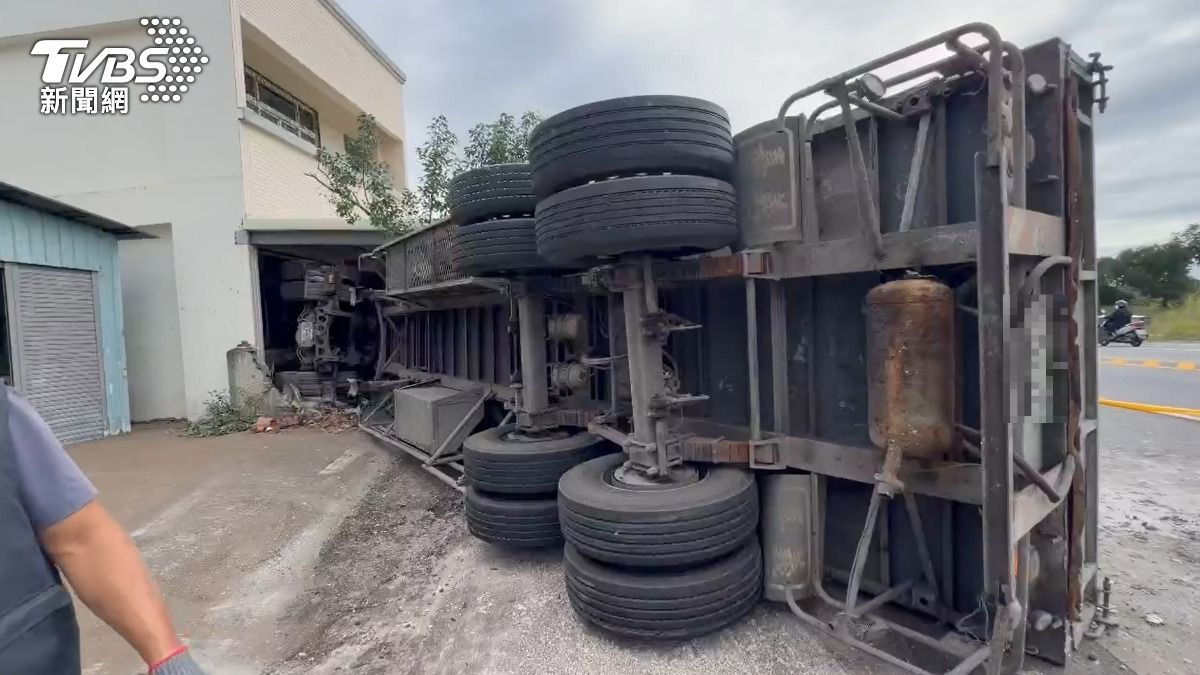 拖板車失控撞民宅,駕駛當場死亡。(圖/TVBS)