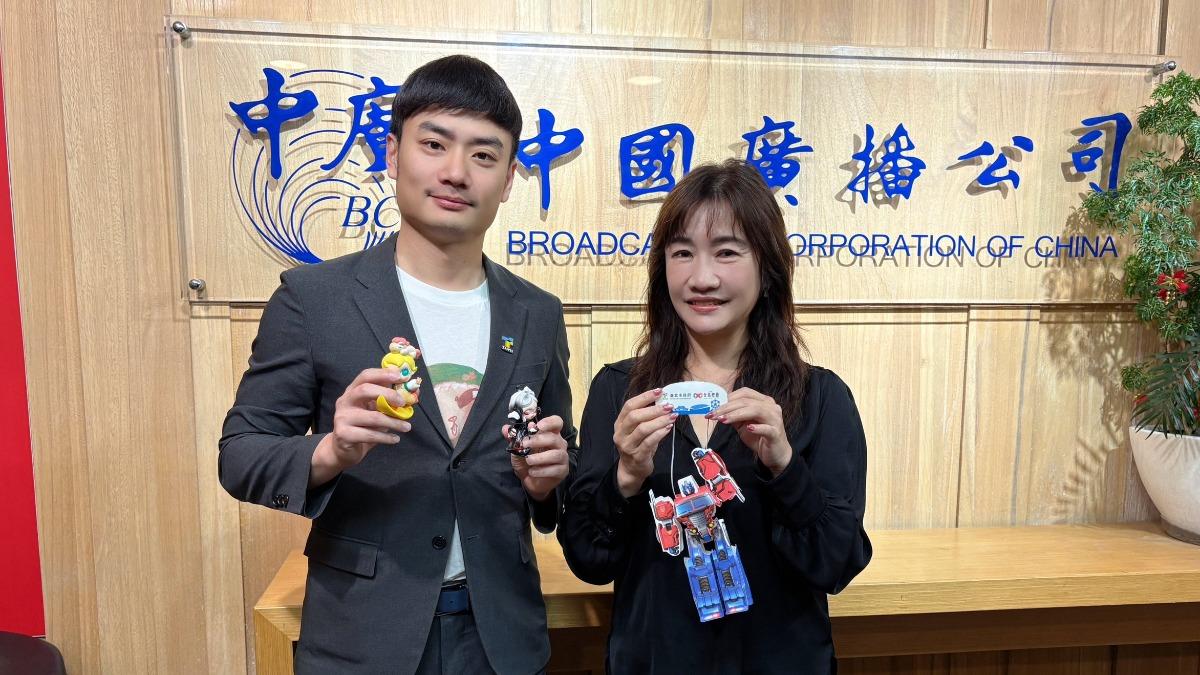 殷瑋（左）在節目上介紹台北燈節合作泡泡瑪特，以及變形金剛。（圖／千秋萬事提供）