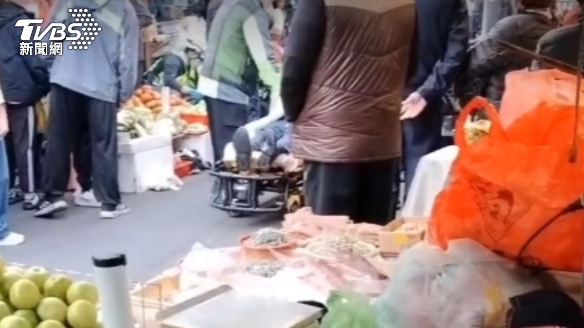 鍾男不知何故持刀在米市街南苗市場閒晃,先是借手機被拒絕,又指控攤商欠錢。(圖/TVBS)