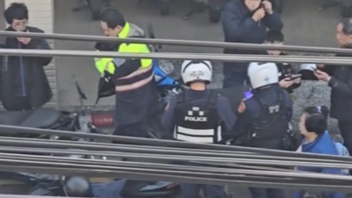 民眾回到家中持續關注打架事件後續。(圖/翻攝Threads)