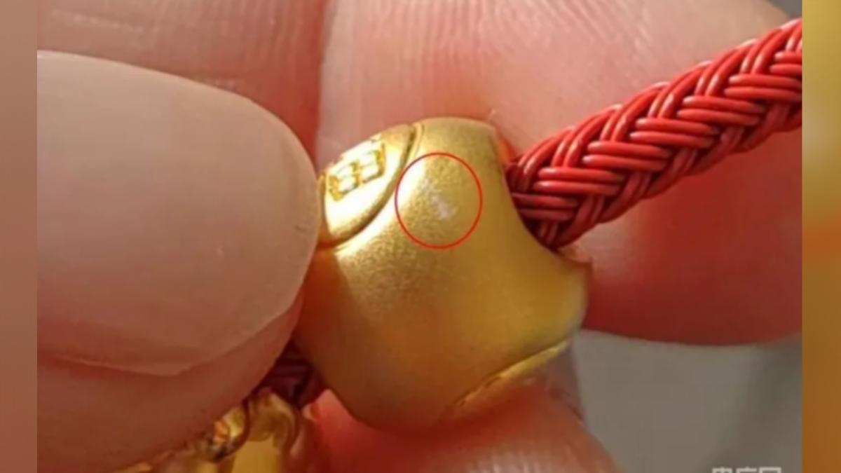 大陸周生生金飾「刮花露白」送檢驚見35%含量差 消費者控:鐵銀鈀都有
