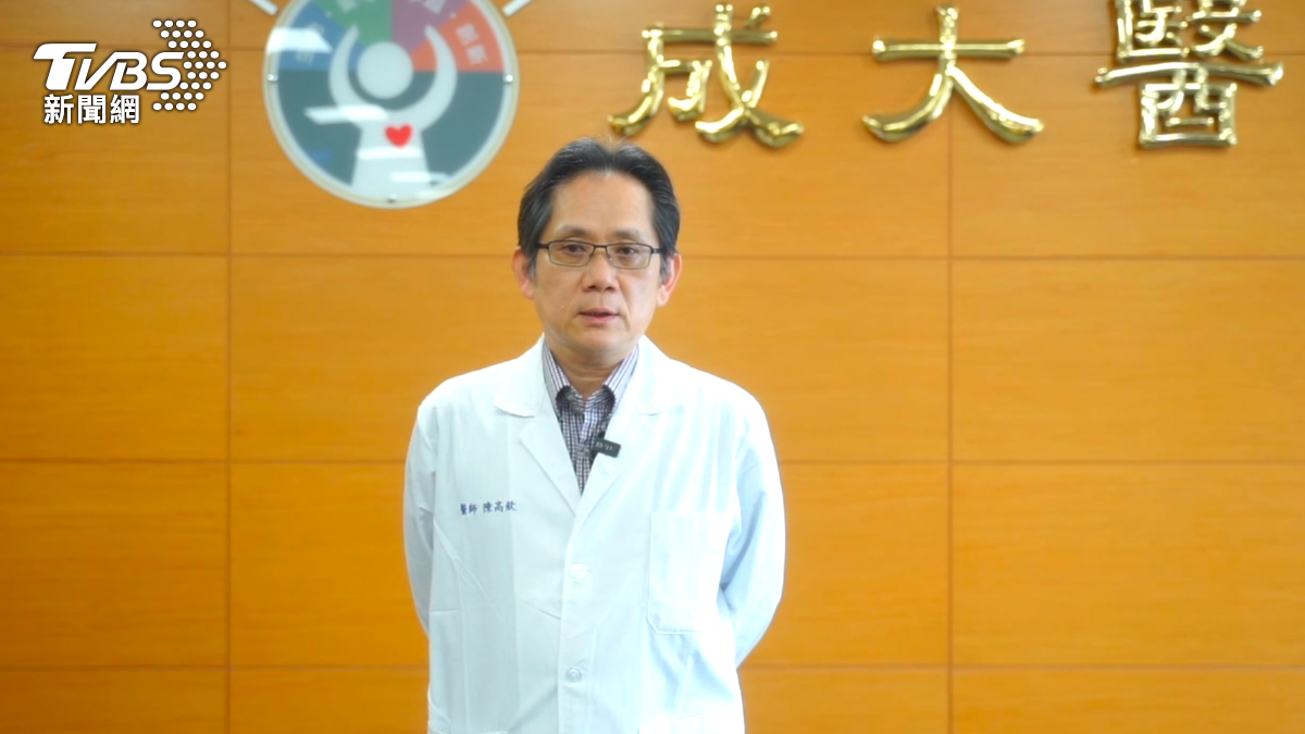 成大醫院醫務秘書陳高欽出面說明患者最新傷勢。(圖/TVBS)
