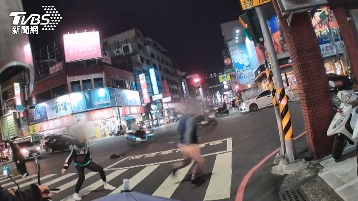 台南隨機砍人!嫌追到派出所「警大外割」。(圖/台南大小事)
