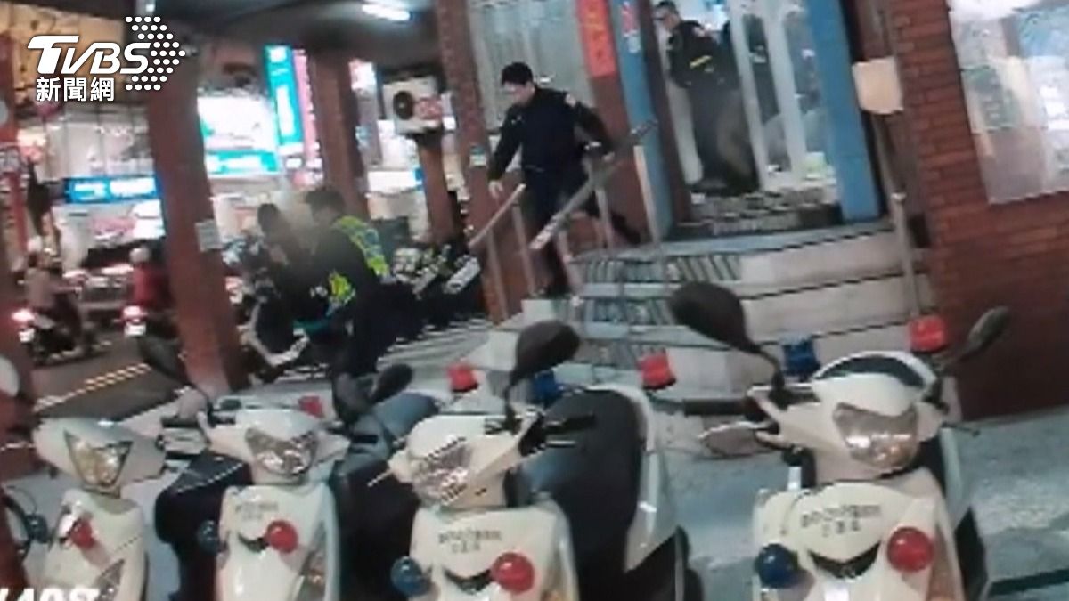 男持刀追殺路人至派出所,警「大外割」秒制伏。(圖/台南大小事)