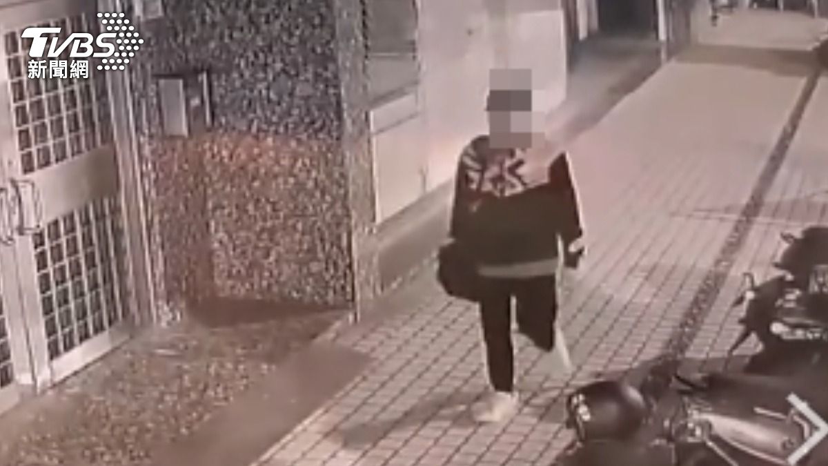 29歲陳嫌疑似與前女友通完話後,兩度進出店裡,拿包包走出店外開始隨機砍人。(圖/TVBS)
