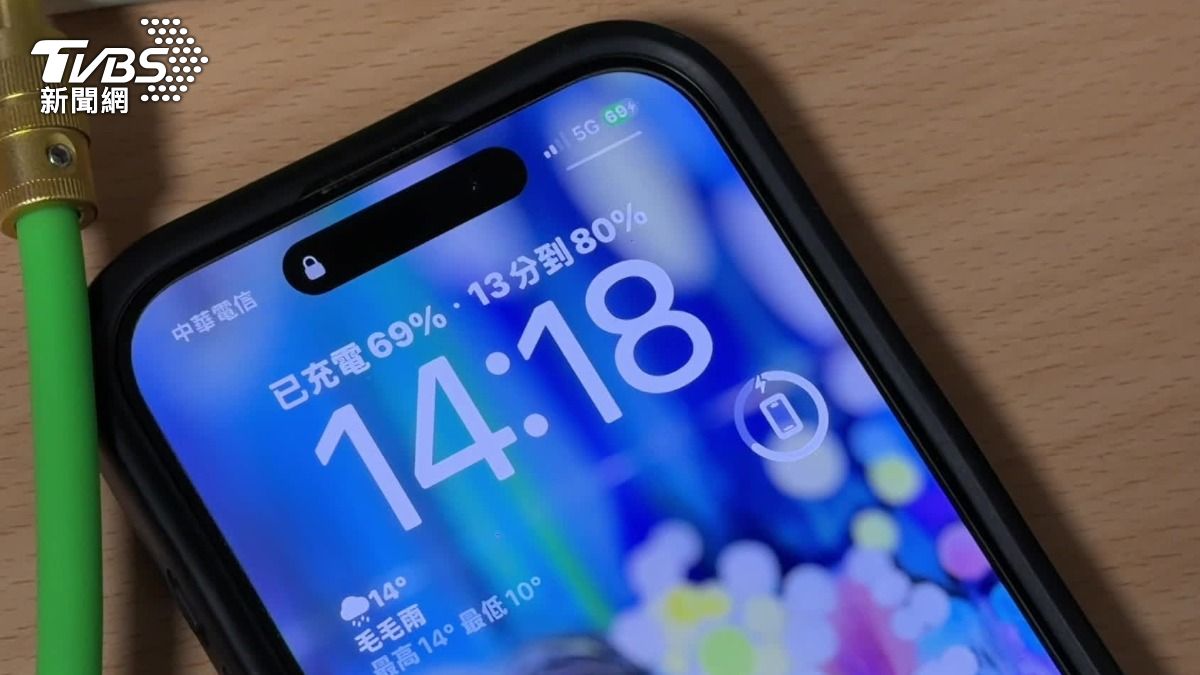 手機充電請隨時注意，鋰電池摔過易毀損起火。（圖／TVBS）