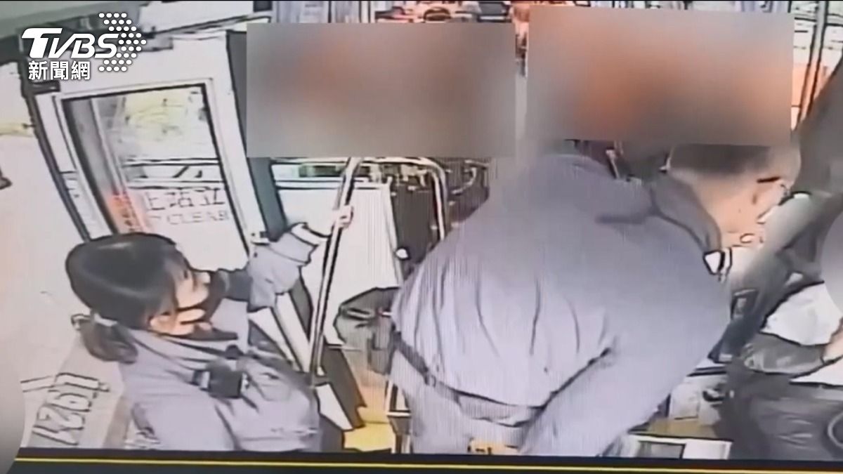 男乘客在公車上咆哮,員警擔心出現攻擊行為,持盾牌上車抓人。 (圖/TVBS)