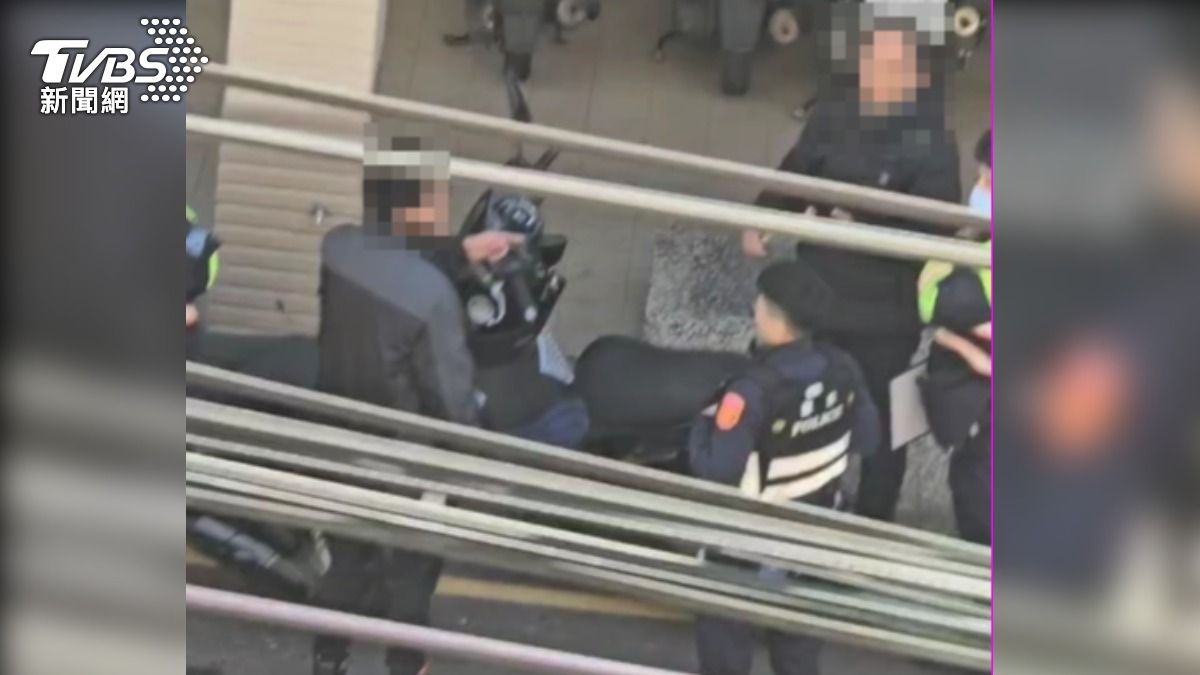 車牌被撞爆口角!27歲騎士(左男)涉公共危險,酒測值0.33。(圖/TVBS)