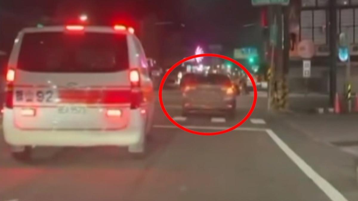 救護車已經鳴笛,前方一部小轎車跟著右切擋住去路,這一幕讓民眾看到氣炸。(圖/畫面提供 玉米泉哥)