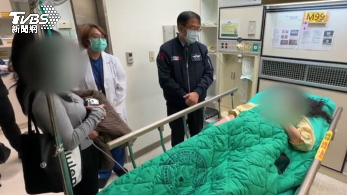 台南市長黃偉哲到醫院慰問傷者。(圖/TVBS)