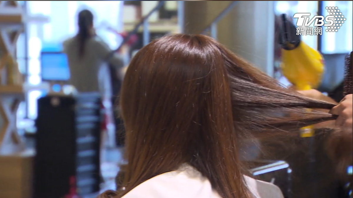 多數美髮店年前不漲,改推新春套餐固定價。(圖/TVBS)