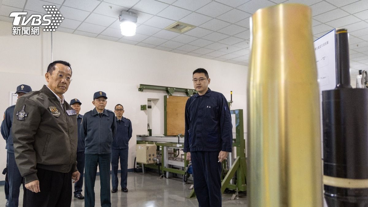 顧立雄前往軍備局視察202兵工廠產線。(圖/國防部提供)