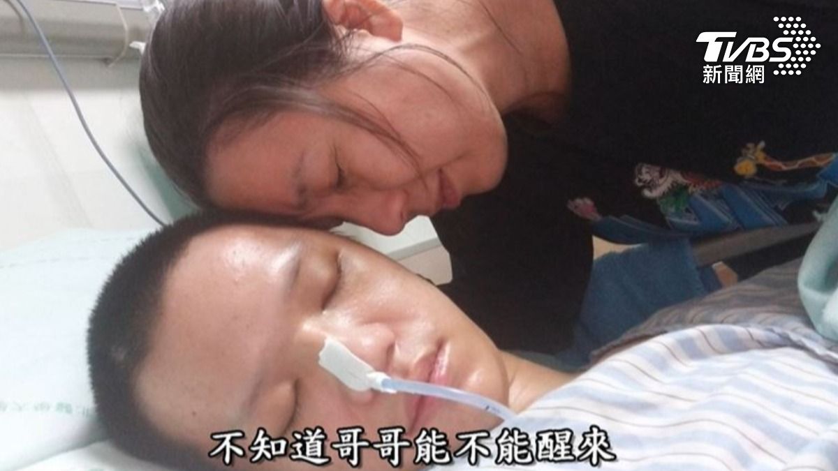 單親媽媽面對夫死子車禍險成植物人的【天崩地裂】,苦熬七年等到兒子奇蹟康復結婚,微電影《她的名字叫勇敢》感動全網。(圖/翻攝自《她的名字叫勇敢》YT)