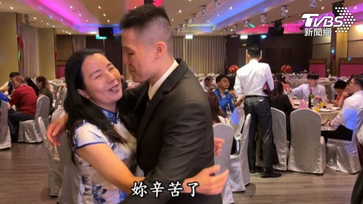 單親媽媽面對夫死子車禍險成植物人的【天崩地裂】,苦熬七年等到兒子奇蹟康復結婚,微電影《她的名字叫勇敢》感動全網。(圖/翻攝自《她的名字叫勇敢》YT)