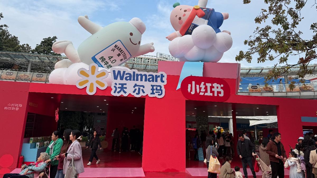 全球零售巨頭沃爾瑪聯手社交平台搶年輕客群。(圖／TVBS)