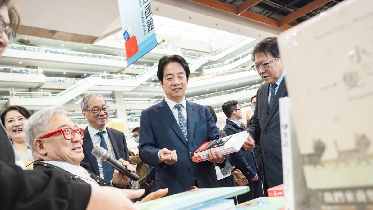 總統賴清德3日在台北國際書展「暴風購入」63本書。（圖／總統府提供）