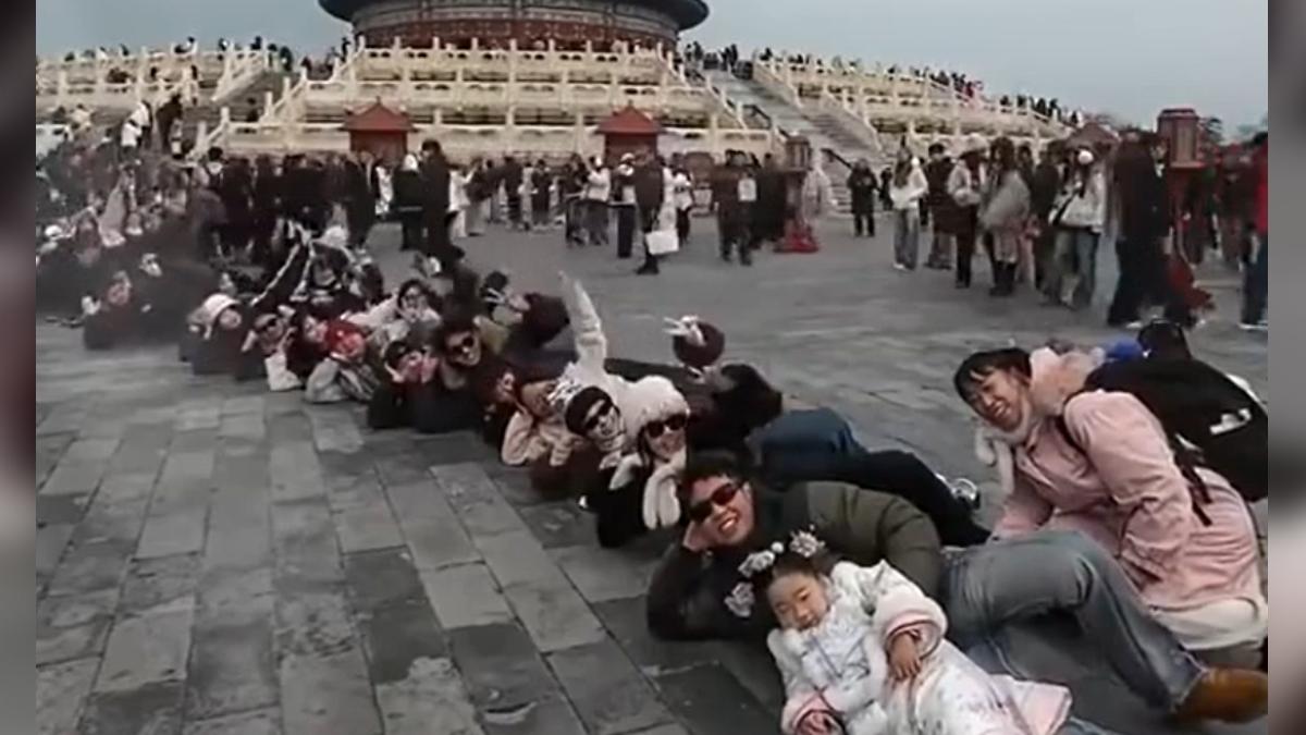 北京天壇躺地合照惹議！世界遺產前「集體躺平」　網兩派吵翻