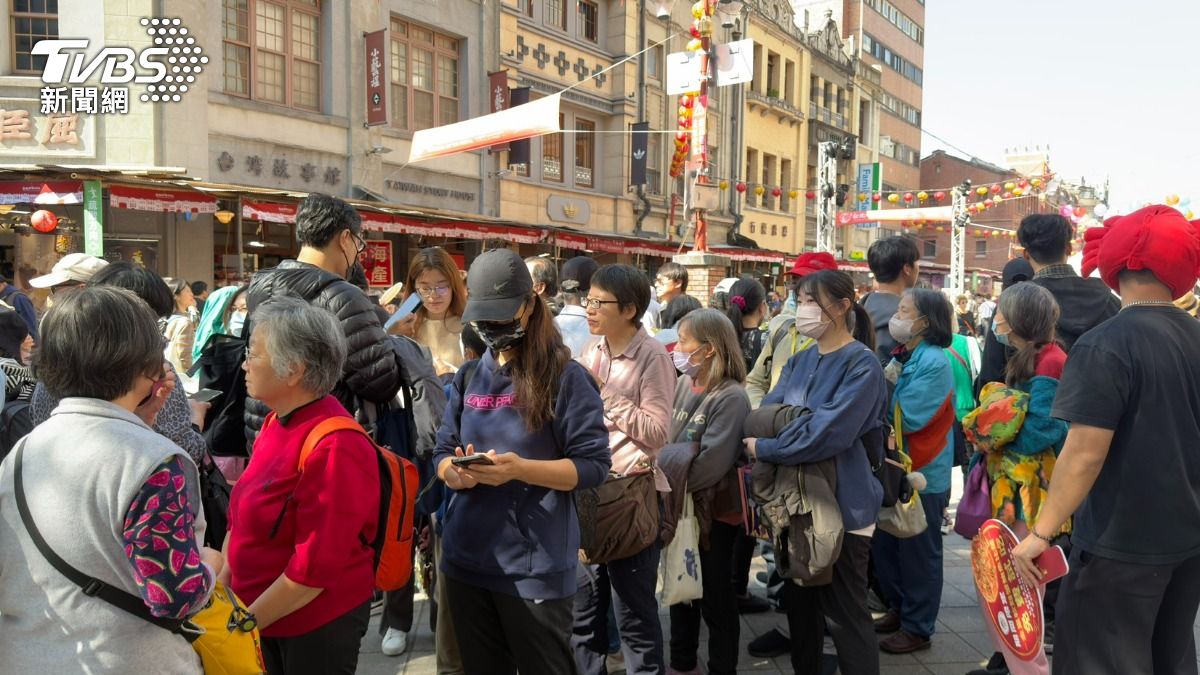 必勝客在年貨大街舉辦試吃春節新品。(圖/陳昫蓁攝)