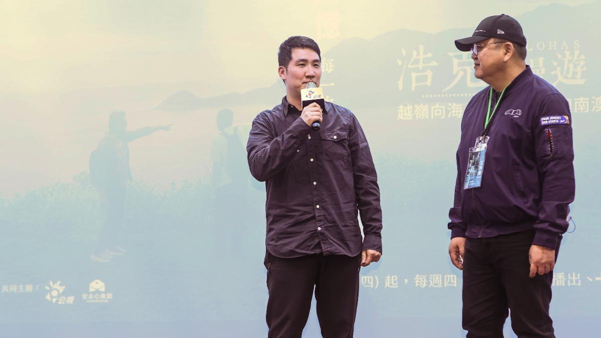 王浩一的兒子王柏舜(左)出席特映會,右為節目製作人林彥輝。(圖/公視提供)