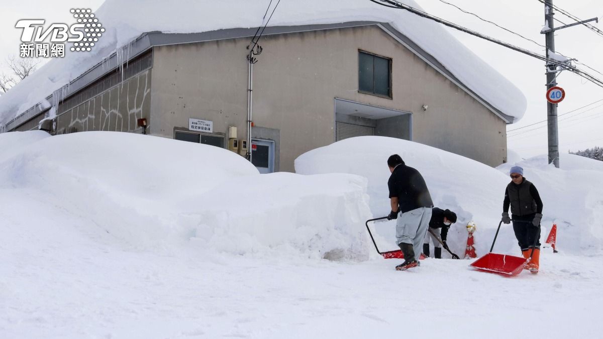 日本青森縣2日民眾在建築物周邊鏟雪清理積雪。（圖／達志影像美聯社）