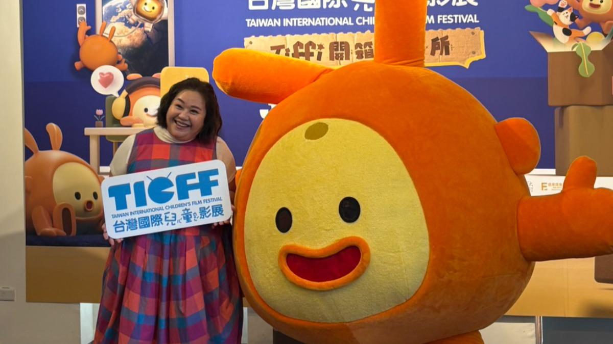 鍾欣凌與吉祥物合照。（圖／謝毅攝）