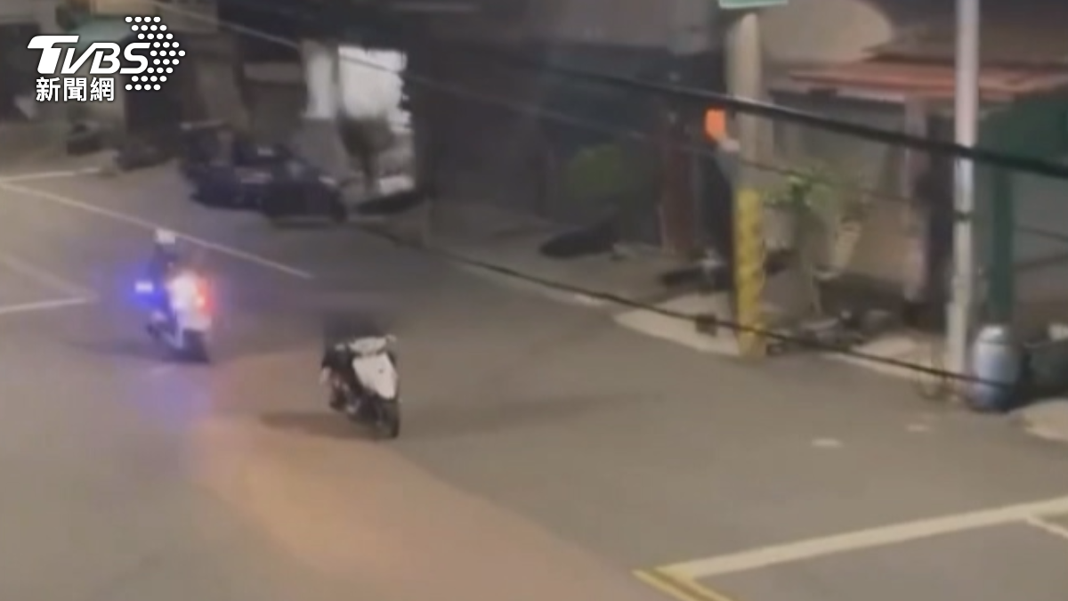 台南深夜時分警笛大響,員警發現這輛雙載機車兩人均未配戴安全帽,隨即展開追緝。(圖/翻攝社會事新聞影音)