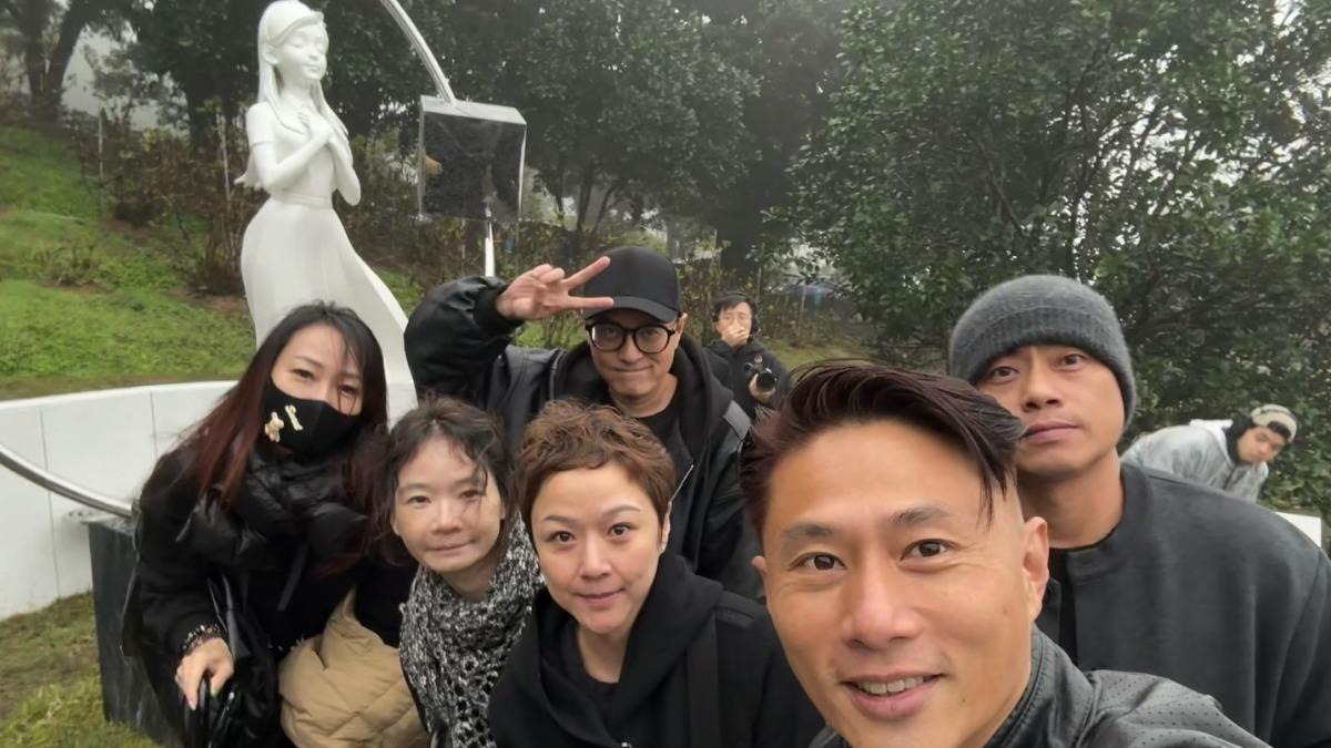 小刀和同學一起參與揭幕儀式。(圖/翻攝小刀臉書)