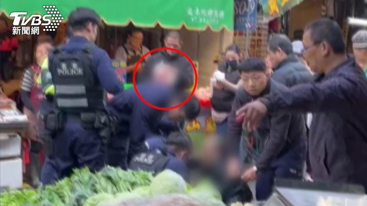 南苗市場借手機遭拒竟揮刀!男砍傷員警頭部 同仁開槍嫌犯中彈不治。(圖/警方提供)