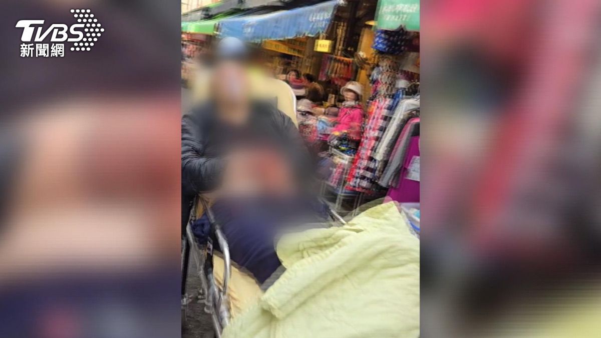 一名員警不慎跌倒,嫌犯趁機持刀朝其頭部砍去。(圖/警方提供)