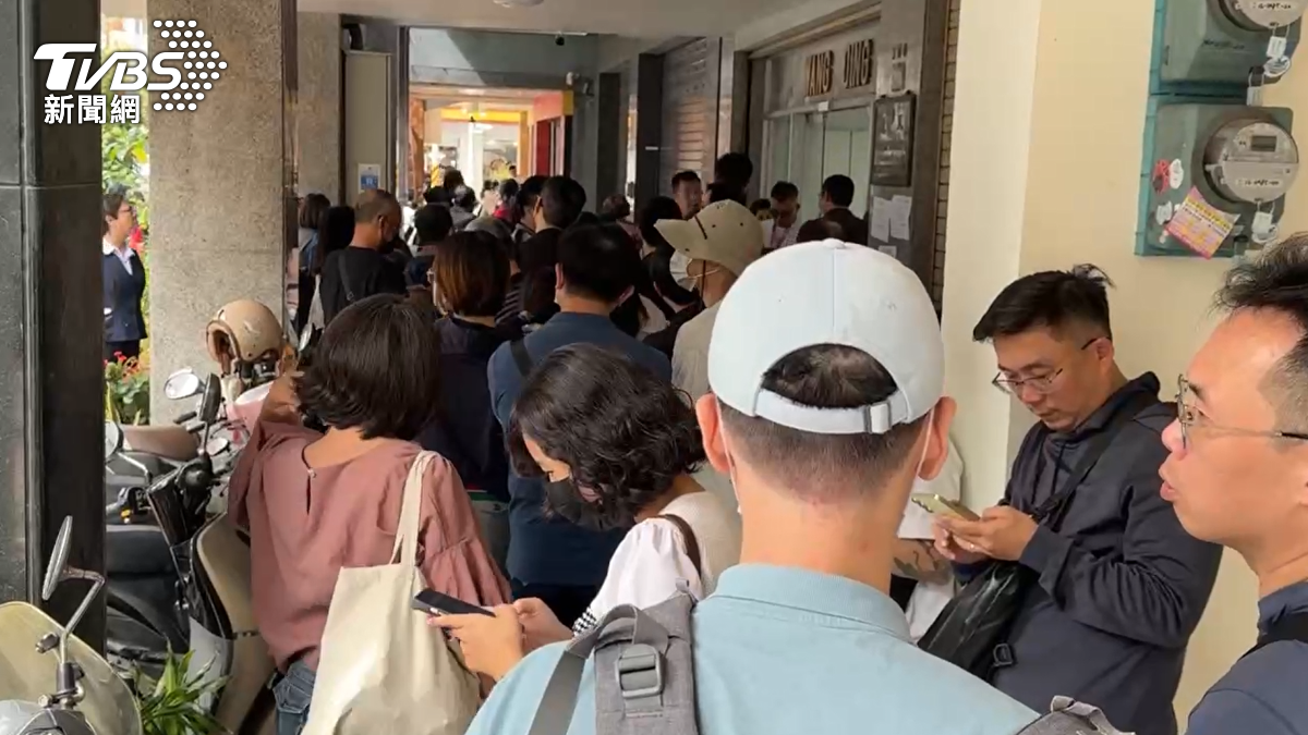 民眾凌晨就卡位搶買「白銀」,每個人手捧鈔票擠爆貴金屬公司。(圖/TVBS)
