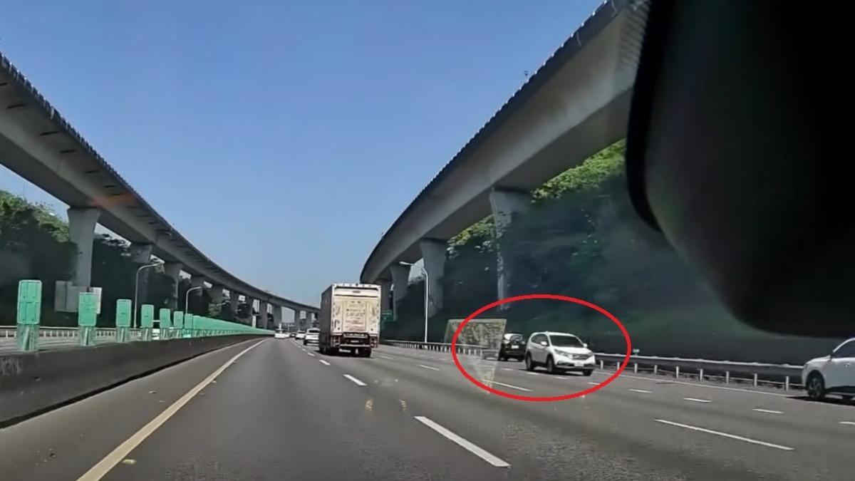 國道超狂CRV「車陣竄出」逆向直衝　網驚呆：竟沒人按喇叭