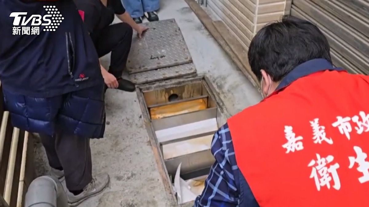 環保局與衛生局人員一同到場稽查，結果真的從水溝中撈出油汙。（圖／TVBS）