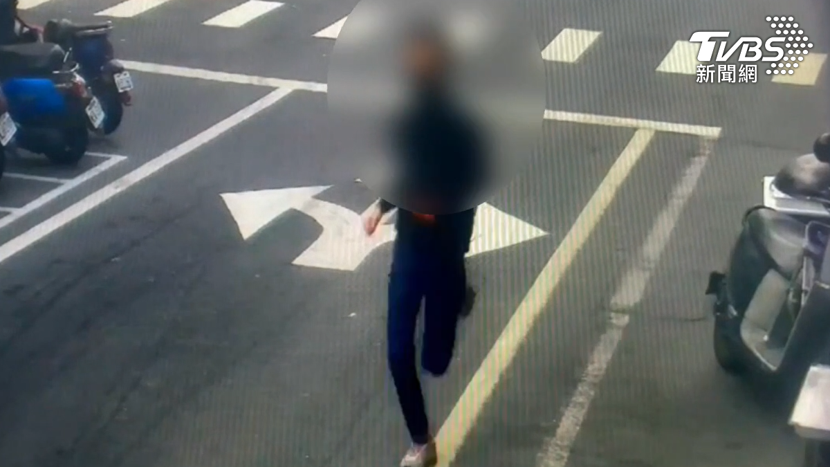 雷姓搶匪從銀樓落跑,警方循線調閱監視器,18小時就將人逮捕,但他落網後辯稱是偷不是搶。(圖/TVBS)