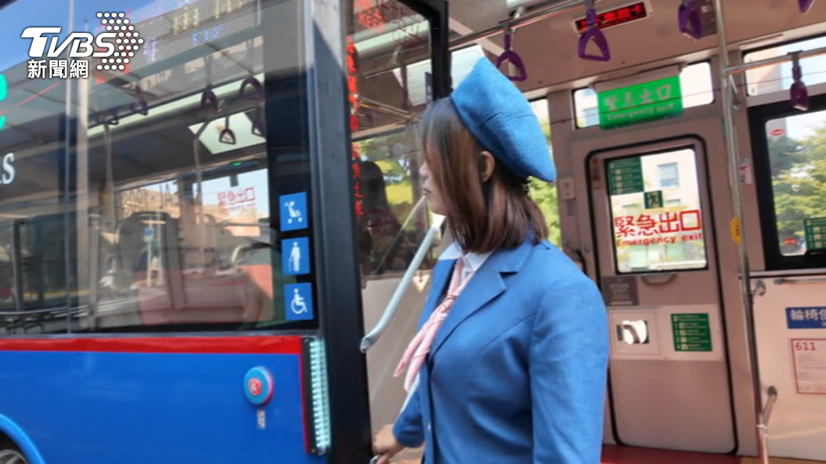 乘客發現台北市611路線公車出現了「車掌小姐」，直呼還以為是穿越時空！（圖／TVBS）