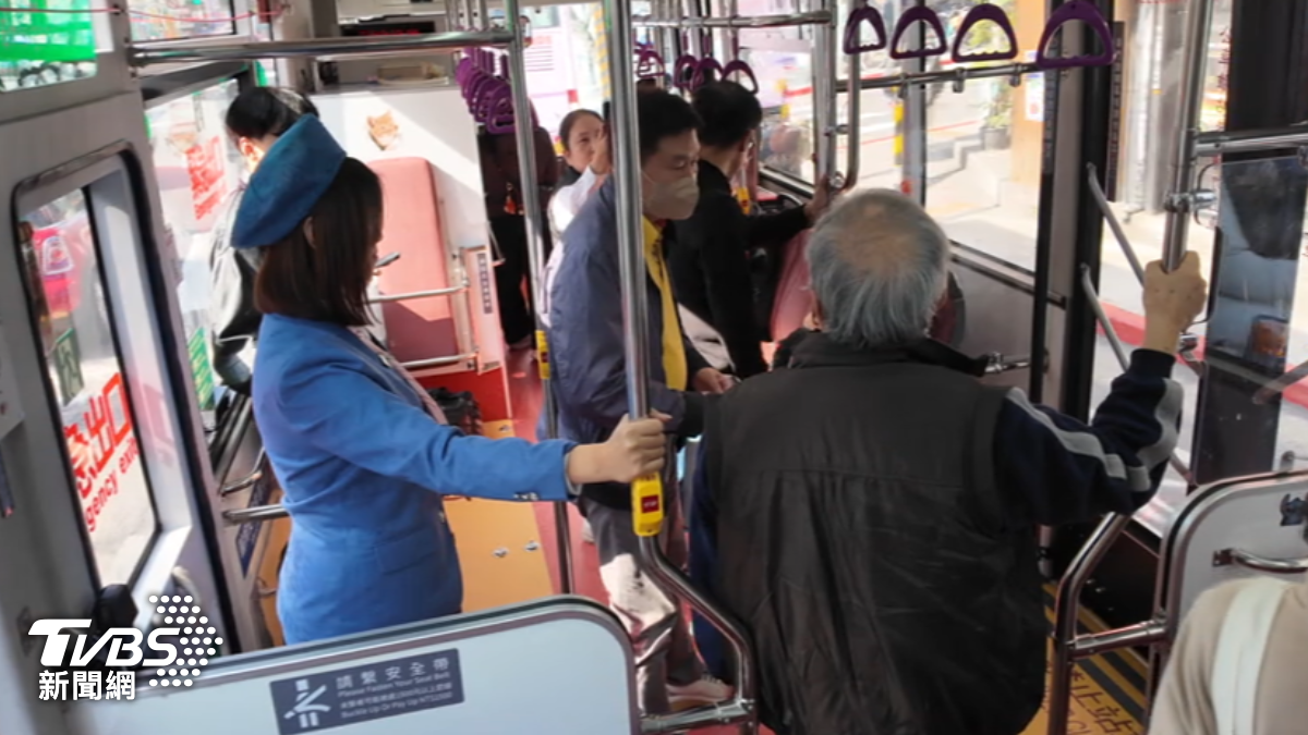 乘客發現台北市611路線公車出現了「車掌小姐」，直呼還以為是穿越時空！（圖／TVBS）