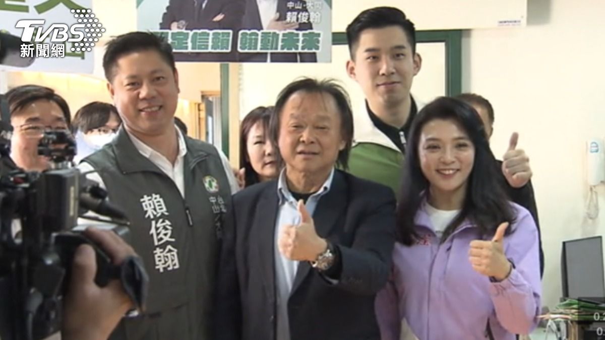 立委王世堅帶領子弟兵登記,更打趣是民進黨最小派系,堅系。(圖/TVBS)