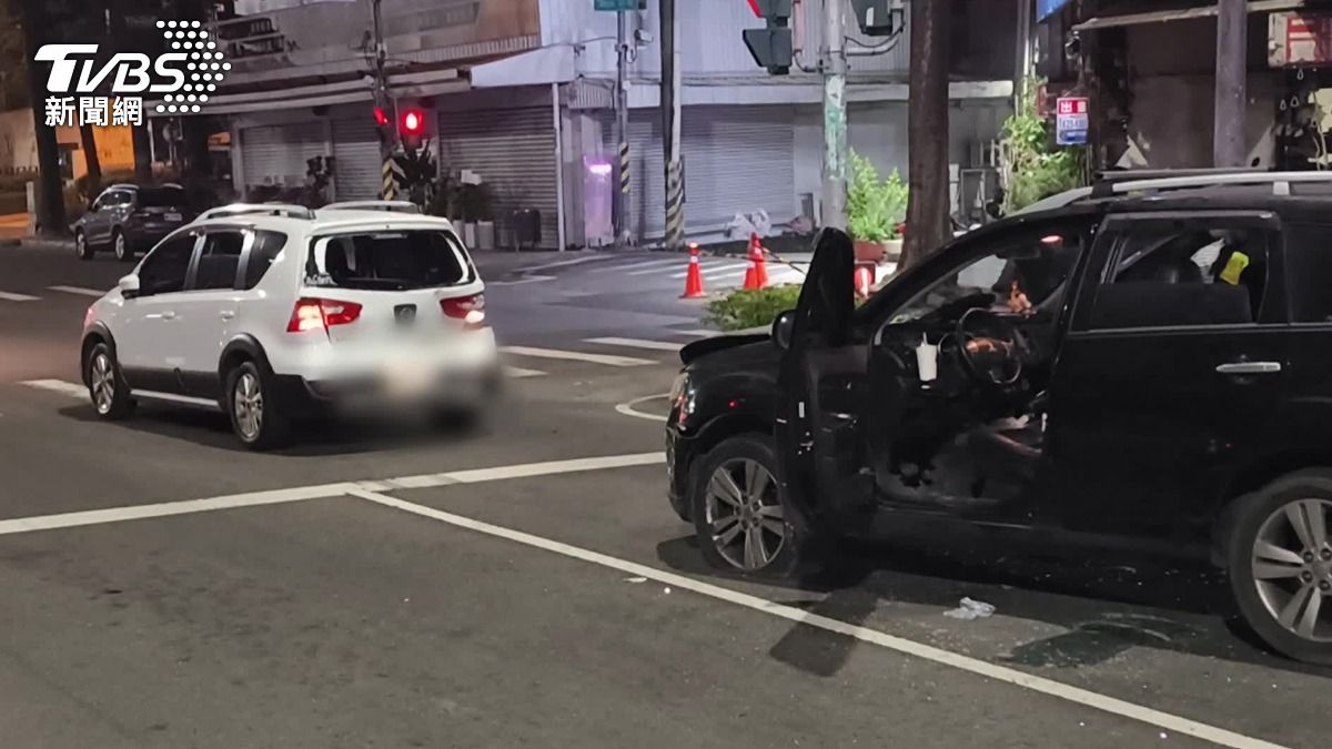 高雄追撞事故,肇事駕駛車上搜出毒品。(圖/TVBS)