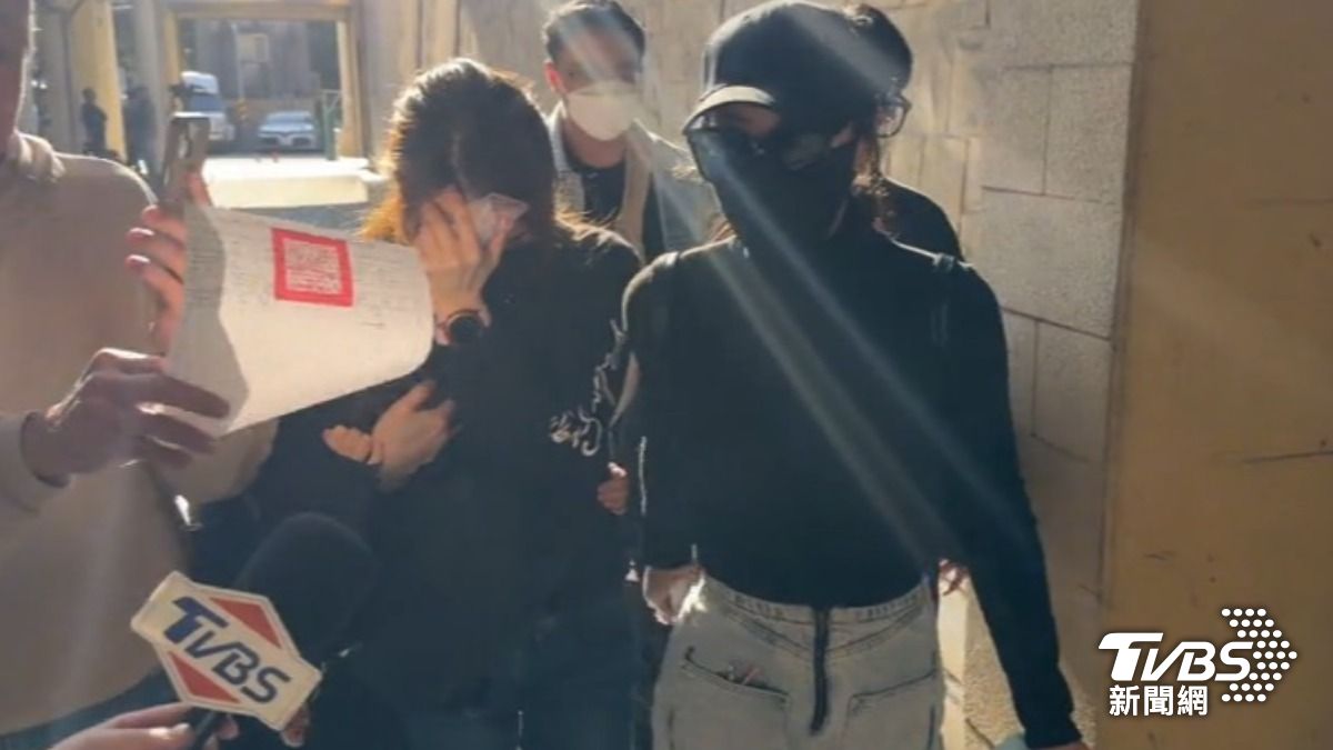 藝人馬如龍兒子黃人龍倒臥家中亡,妻女、姊姊赴板殯相驗。(圖/TVBS)