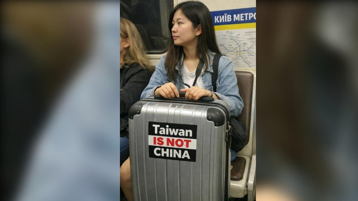 一名女子攜帶貼有「Taiwan is not CHINA」行李箱的照片遭到瘋傳，但事後被証實是AI合成照。（圖／翻攝網路）