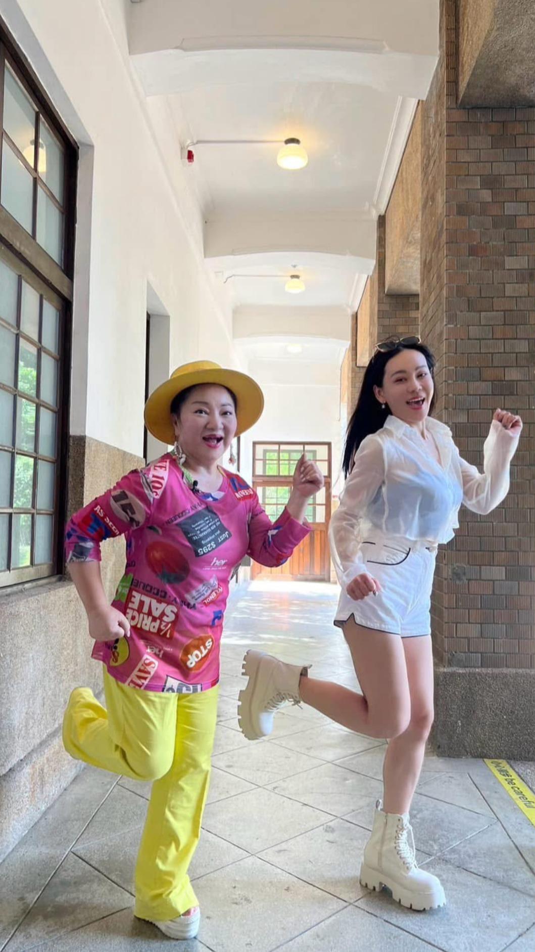 白冰冰(左)對蔡亞露的表現很滿意。(圖/長興影視提供)