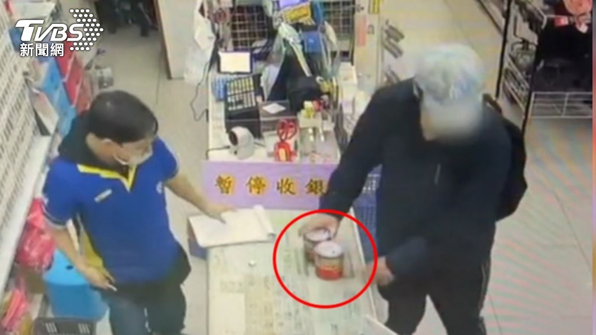 監視器畫面曝，台籍港人討債前到三重買紅漆。（圖／TVBS）