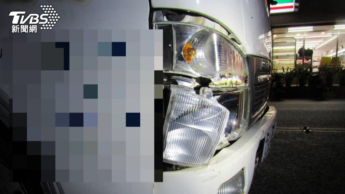 往台東方向的小貨車在成功鎮都歷超商前擦撞行人,造成對方傷重死亡。(圖/TVBS)