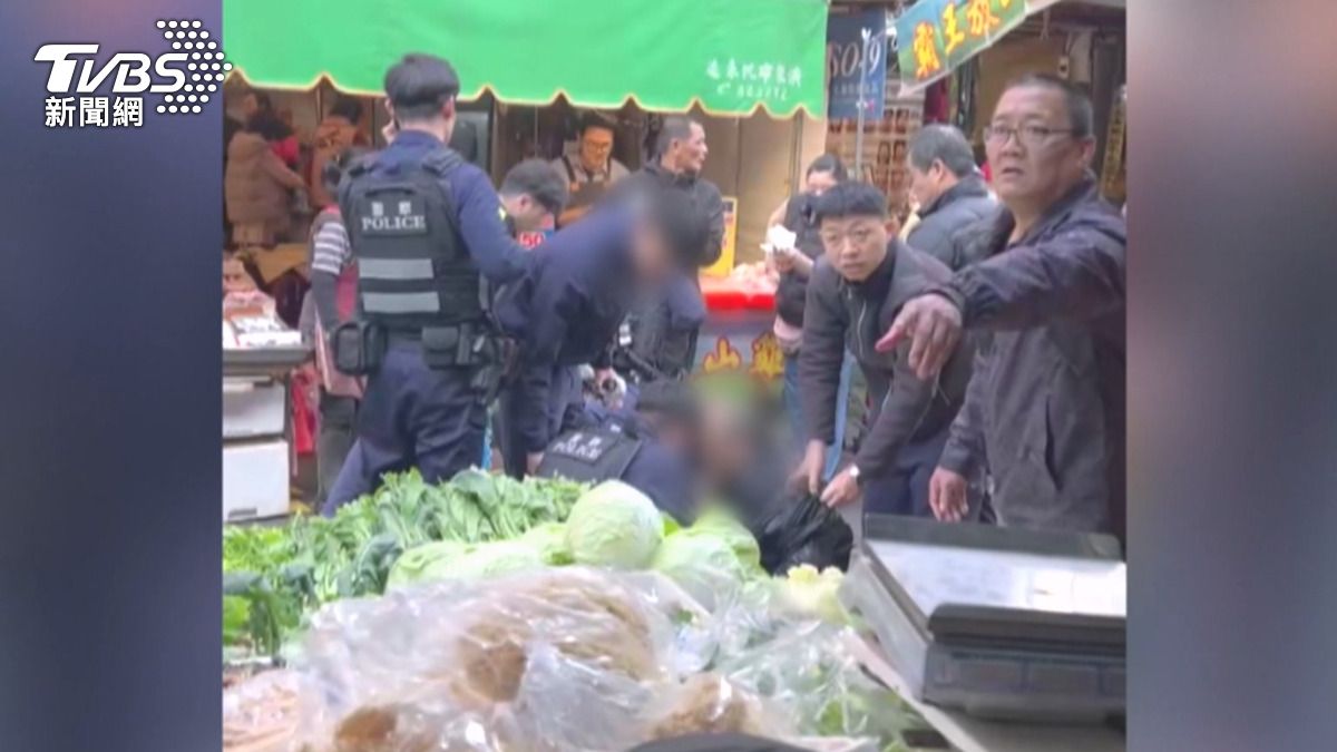 熱心民眾羅先生見狀上前協助壓制,卻遭流彈誤傷手部。(圖/警方提供)
