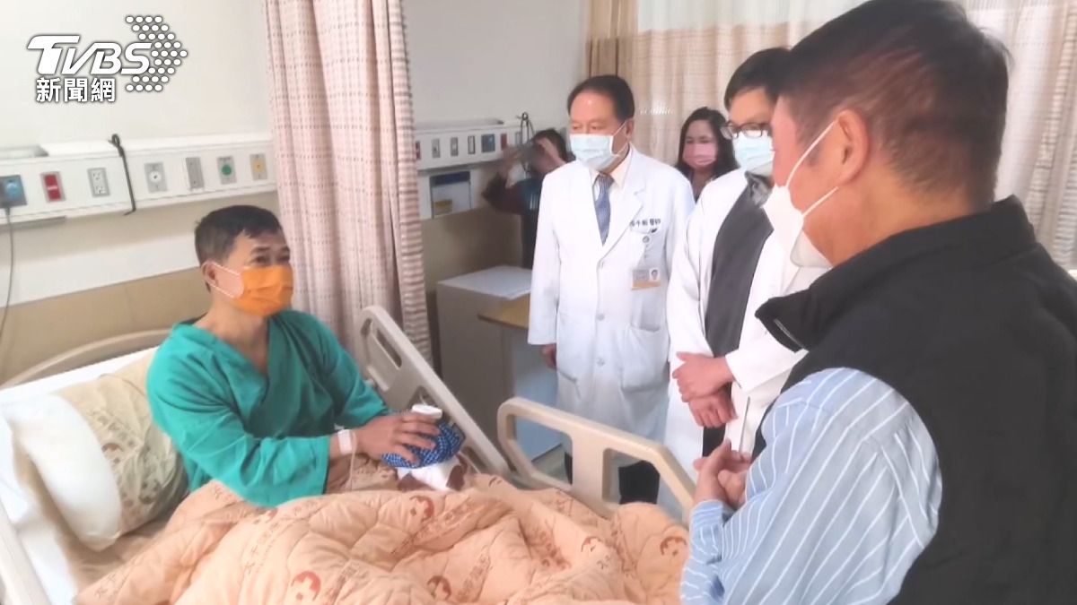 生死一瞬間,羅先生衝上前協助之際,另一名員警開了2槍擊中嫌犯,流彈也誤傷了羅先生。(圖/警方提供)