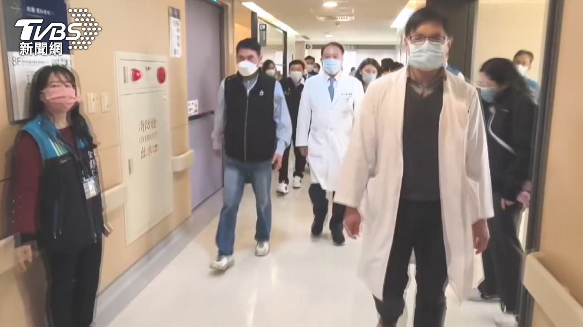 內政部警政署長張榮興表示,面對嫌犯攻擊同仁的行為,第一時間使用警械,警政署也是支持的態度。(圖/警方提供)